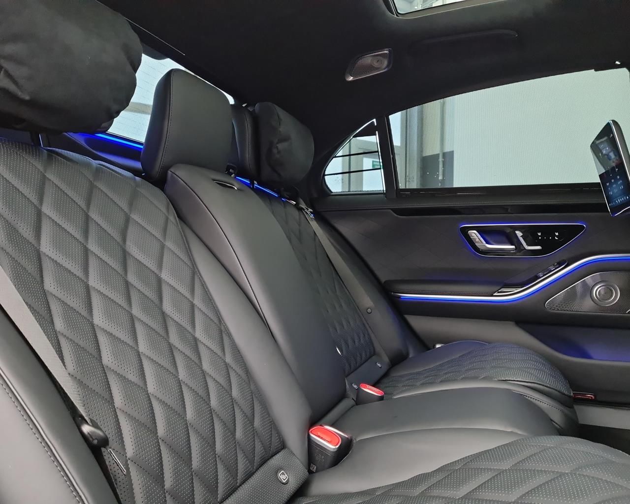 MERCEDES S 450d 4MATIC AMG LONG | FACELIFT | SKLADEM | české předváděcí auto | luxusní prodloužená limuzína | nafta 390 koní | bílá metalíza s černou kůží | maximální výbava | VIP sleva | nákup online | AUTOiBUY.com